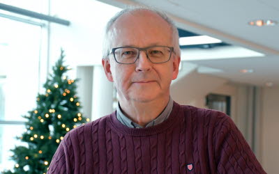 Mikael Wänstedt, fastighetschef på Region Norrbotten, står framför en julgran