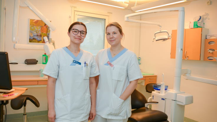 Tandläkaren Sara Azadian och tandsköterskan Hanna Olli i arbetskläder.